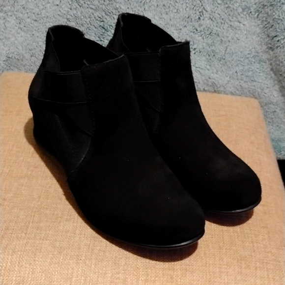Solesenseability women's suede booties NIB - Picture 5 of 10